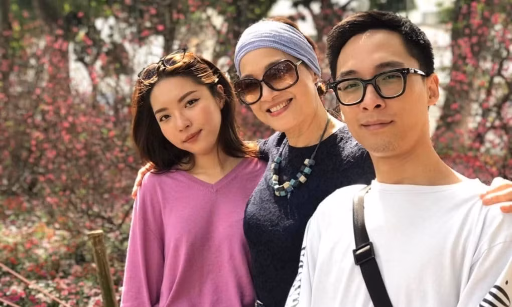 Nghệ sĩ kể khi nhập viện, chị được các giáo sư, bác sĩ thăm khám và theo dõi sát sao. Họ từng gợi ý chị cân nhắc bỏ thai để giữ an toàn. Yếu ớt vì bệnh, chị quay mặt đi, không trả lời. Hiểu ý, các bác sĩ hết lòng cứu chữa cho chị.