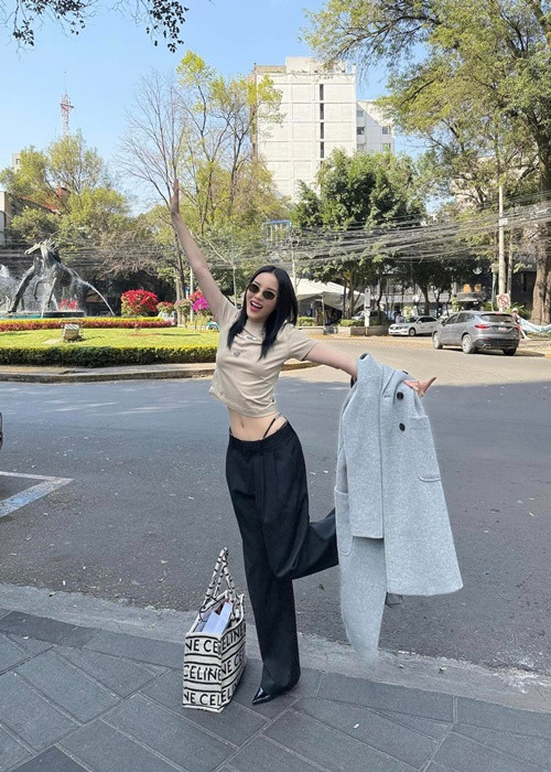 Kỳ Duyên mặc trẻ trung khoe eo thon trên phố.