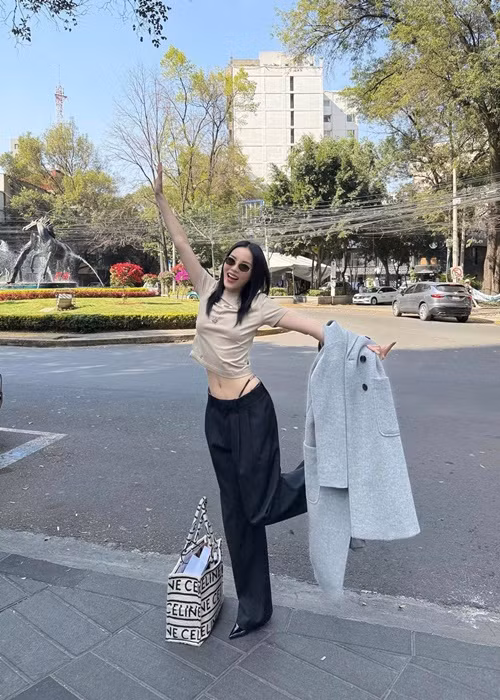 Kỳ Duyên mặc trẻ trung khoe eo thon trên phố.