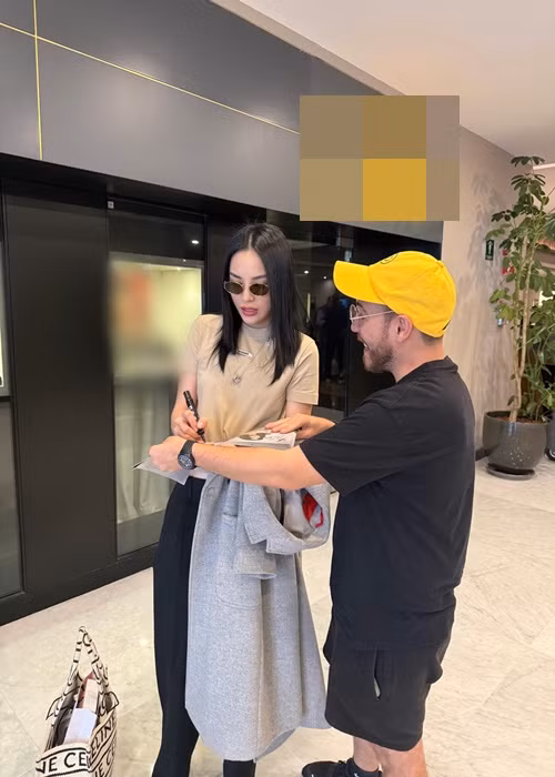 Kỳ Duyên khoe được fan quốc tế xin chữ ký.