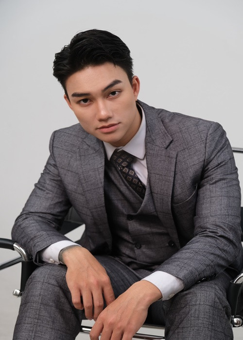 Nam diễn viên khoe vẻ điển trai khi diện vest. Ảnh: FB Trần Hoàng Nhật.