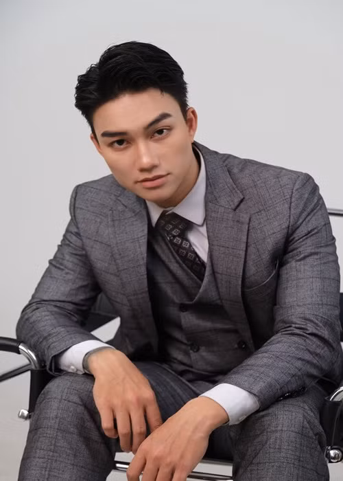 Nam diễn viên khoe vẻ điển trai khi diện vest. Ảnh: FB Trần Hoàng Nhật.