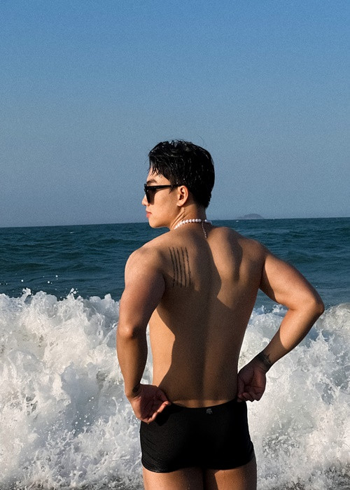 Người tình Dũng “kính” trong phim “Độc đạo" khoe thân hình cực đẹp khi đi biển. Ảnh: FB Trần Hoàng Nhật.