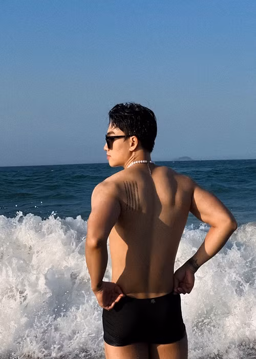 Người tình Dũng “kính” trong phim “Độc đạo" khoe thân hình cực đẹp khi đi biển. Ảnh: FB Trần Hoàng Nhật.