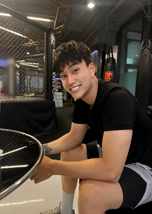 Trần Hoàng Nhật gây ấn tượng nhờ gương mặt điển trai, nam tính cùng body săn chắc. Ảnh: FB Trần Hoàng Nhật.