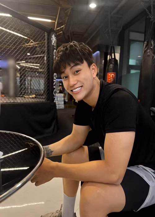 Trần Hoàng Nhật gây ấn tượng nhờ gương mặt điển trai, nam tính cùng body săn chắc. Ảnh: FB Trần Hoàng Nhật.