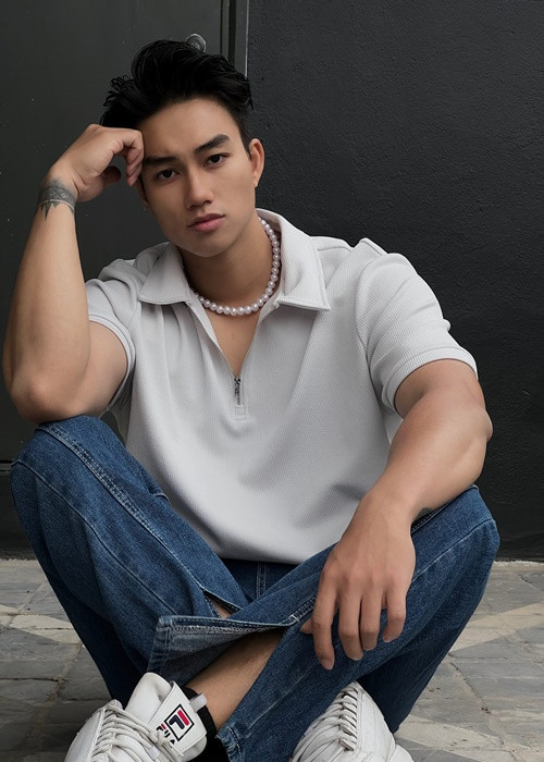 Trần Hoàng Nhật trẻ trung, năng động khi dạo phố. Ảnh: FB Trần Hoàng Nhật.