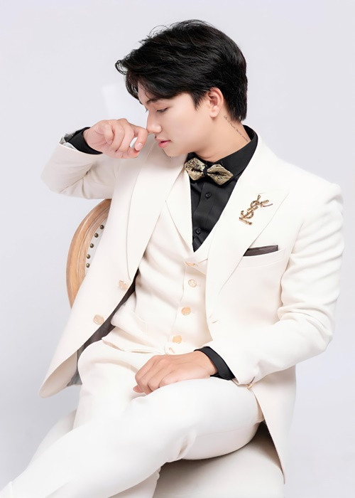 Nam diễn viên phim Độc đạo theo đuổi gu thời trang lịch lãm, nam tính. Ảnh: FB Trần Hoàng Nhật.