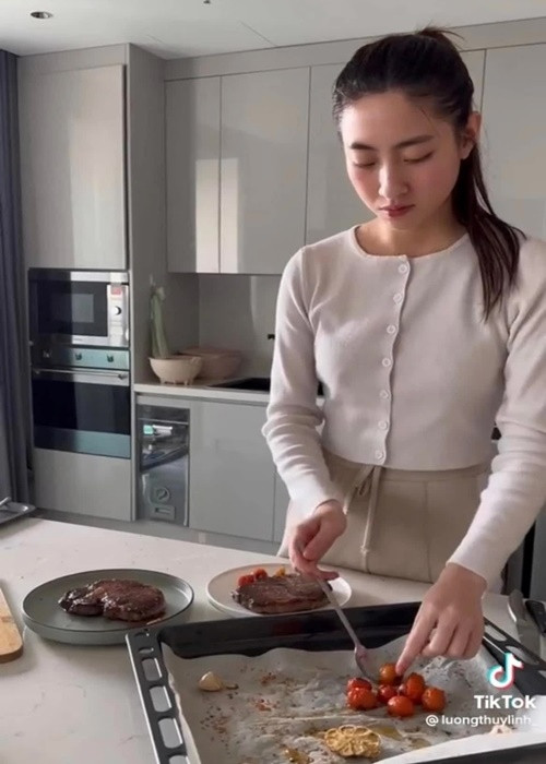 Lương Thùy Linh nấu các món ăn ít tinh bột để giữ dáng. Ảnh: TikTok Lương Thùy Linh.