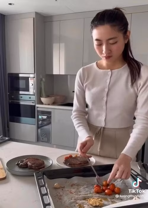 Lương Thùy Linh nấu các món ăn ít tinh bột để giữ dáng. Ảnh: TikTok Lương Thùy Linh.