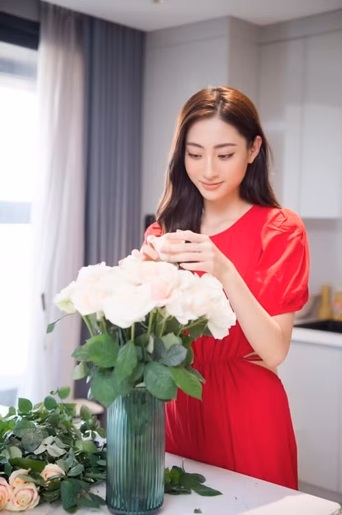 Khi rảnh rỗi, Lương Thùy Linh tự cắm hoa tươi. Ảnh: Tiền Phong.