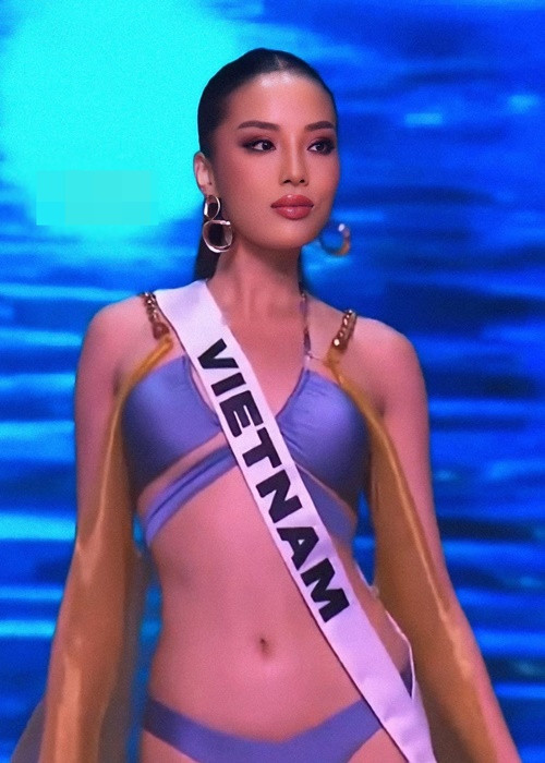 Biểu cảm gương mặt của Kỳ Duyên khi trình diễn bikini bị chê thiếu tự nhiên. Ảnh: Fanpage Miss Universe Vietnam.