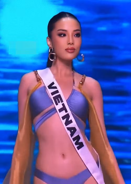 Biểu cảm gương mặt của Kỳ Duyên khi trình diễn bikini bị chê thiếu tự nhiên. Ảnh: Fanpage Miss Universe Vietnam.