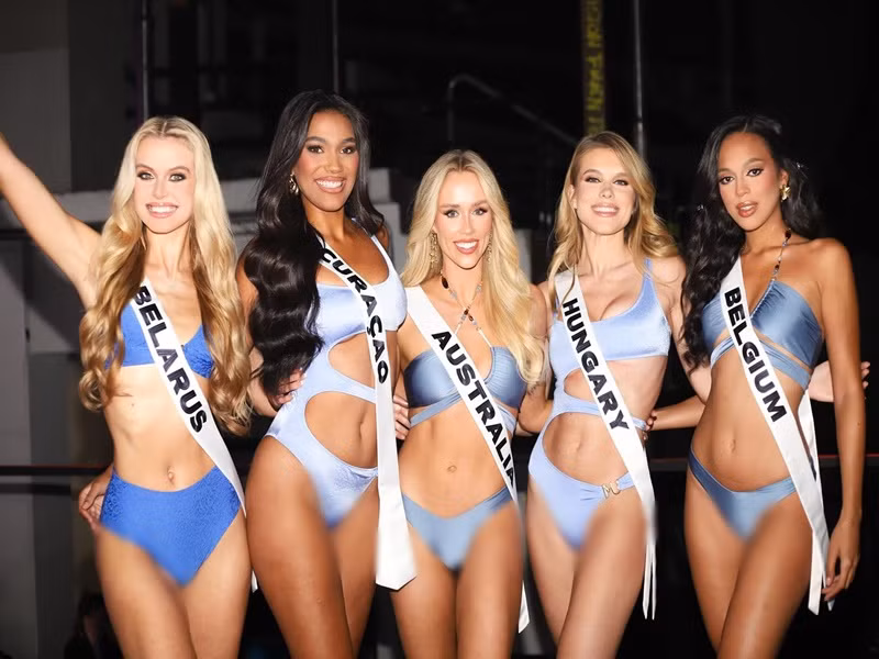 Dàn thí sinh Miss Universe 2024 khoe vẻ gợi cảm với bikini ở hậu trường. Ảnh: Fanpage Miss Universe.