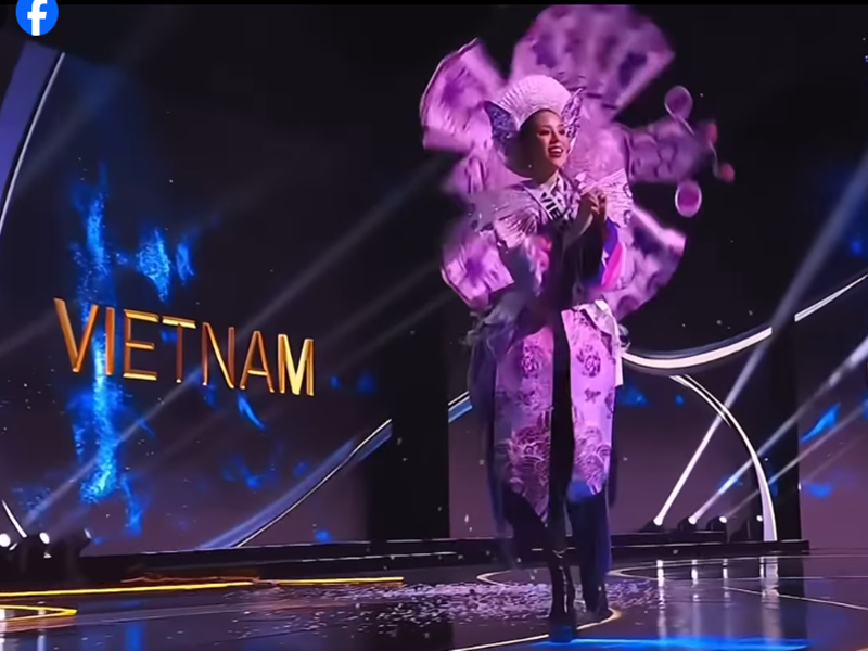 Khi Kỳ Duyên bung mở chiếc lọng, hàng trăm bông hoa giấy bay lên. Màn trình diễn này nhanh chóng gây ấn tượng. Ảnh chụp màn hình.