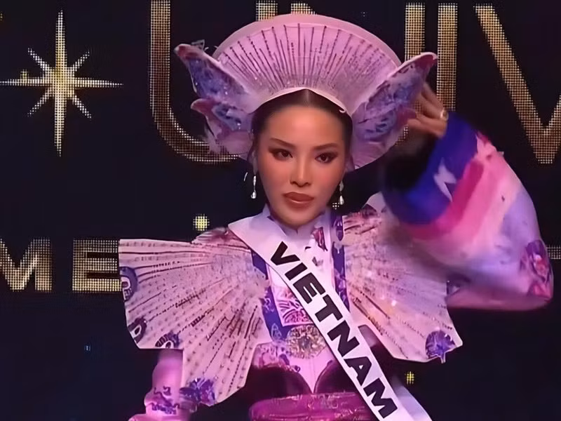 Trong bán kết Miss Universe 2024 diễn ra tại Mexico, Hoa hậu Kỳ Duyên mang đến bộ quốc phục Ngọc Điệp Kỳ Nam. Trang phục lấy cảm hứng từ chiếc Lọng Bướm dưới thời triều Nguyễn vào thế kỷ 20. Ảnh: Fanpage Miss Universe Vietnam.