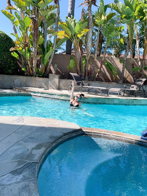 Biệt thự của Minh Tuyết có hồ bơi ngoài trời để nữ ca sĩ bơi thỏa thích vào mùa hè.