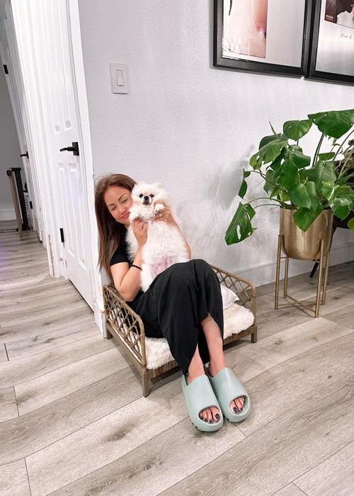 Nữ ca sĩ dành nhiều thời gian chơi với thú cưng.