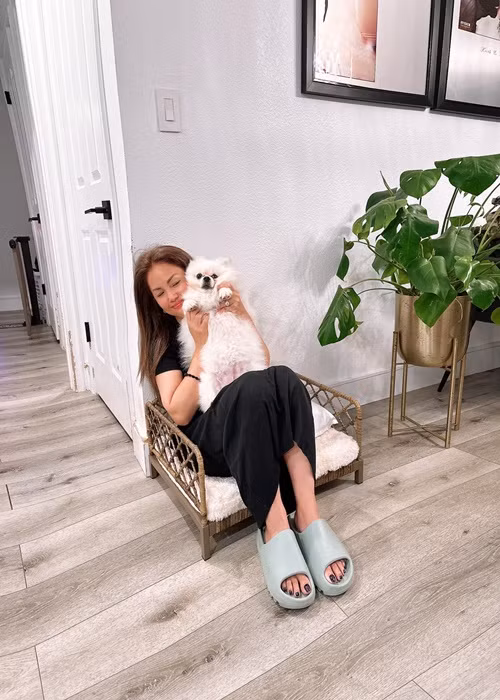 Nữ ca sĩ dành nhiều thời gian chơi với thú cưng.