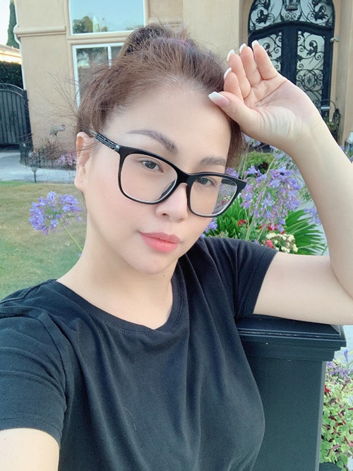 Minh Tuyết thích trồng hoa trong biệt thự.