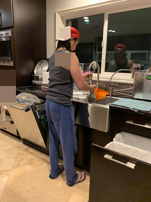 Chồng đại gia của Minh Tuyết không ngại rửa bát, nấu ăn.