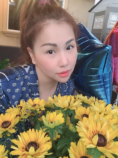 Nữ ca sĩ tự tay cắm hoa trang trí không gian sống.