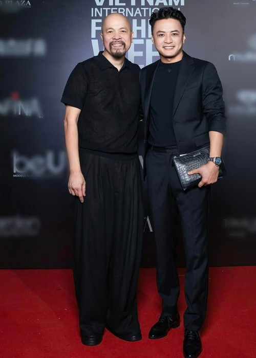  Diễn viên Hồng Đăng (phải) đến chúc mừng NTK Đức Hùng trong buổi trình diễn thời trang tối ngày 14/11 tại Hà Nội.