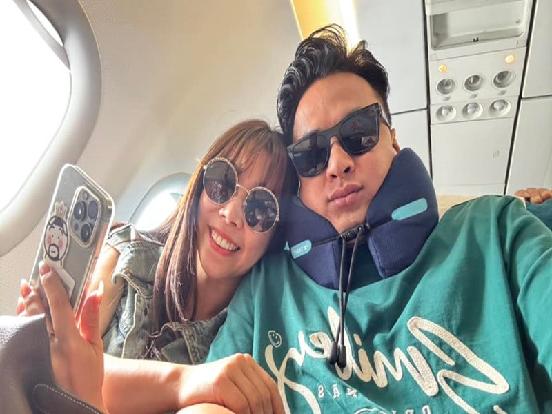 Trên mạng xã hội, nam diễn viên liên tục khoe ảnh tình tứ bên vợ.