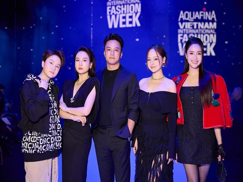 Hồng Đăng còn đóng cặp với Bảo Thanh (thứ hai bên trái) trong Người phán xử, Hồng Diễm (ngoài cùng bên phải) trong Hướng dương ngược nắng, Hoa hồng trên ngực trái.