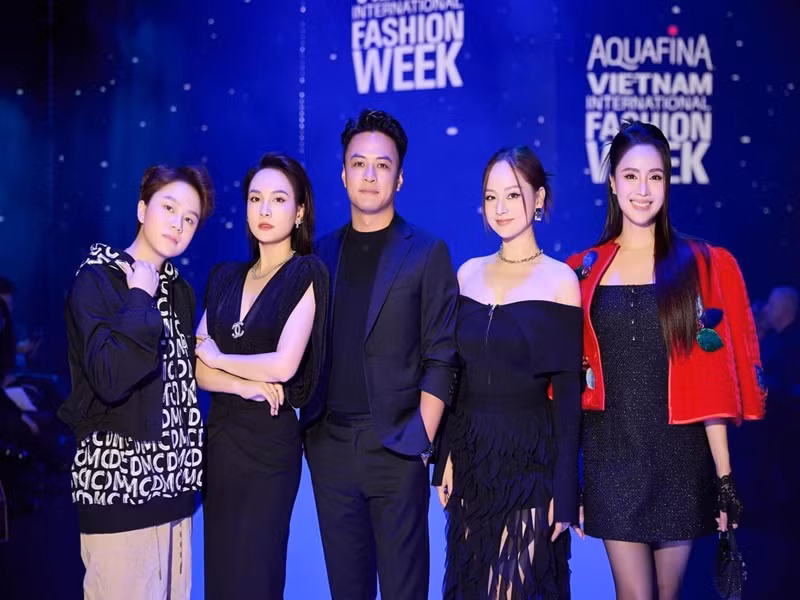 Hồng Đăng còn đóng cặp với Bảo Thanh (thứ hai bên trái) trong Người phán xử, Hồng Diễm (ngoài cùng bên phải) trong Hướng dương ngược nắng, Hoa hồng trên ngực trái.