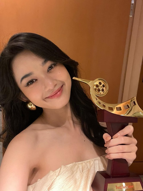 Khi nhận giải, Ngọc Xuân cảm ơn đạo diễn Trịnh Đình Lê Minh, các bạn diễn Alvin Lu và Đỗ Nhật Hoàng cùng ê-kíp Ngày xưa có một chuyện tình.