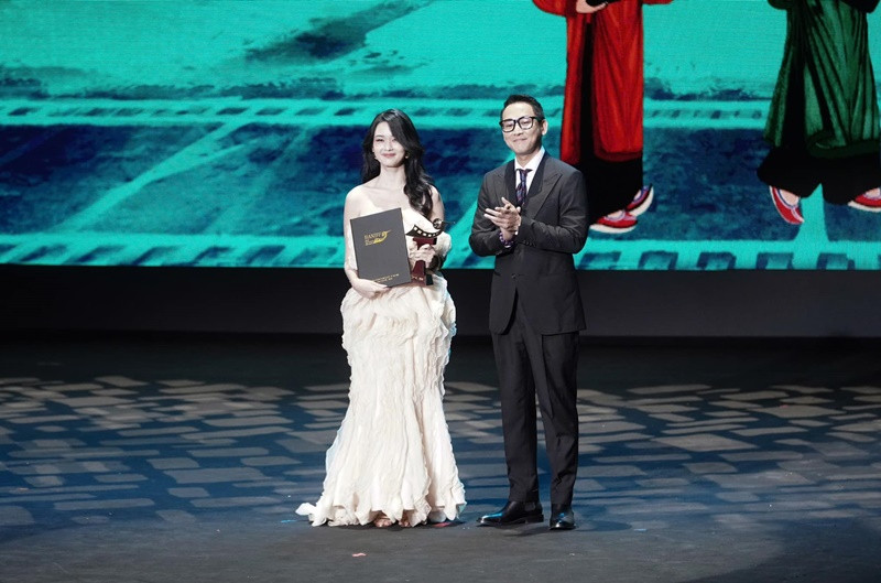 Ngọc Xuân được xướng tên ở hạng mục Diễn viên trẻ triển vọng với vai Miền trong Ngày xưa có một chuyện tình.