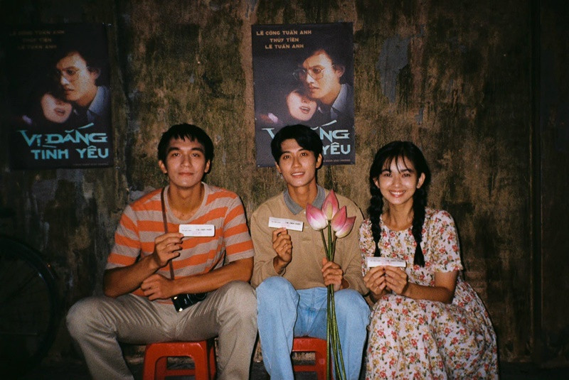 Ngọc Xuân tươi tắn trên phim trường bên Alvin Lu và Đỗ Nhật Hoàng.