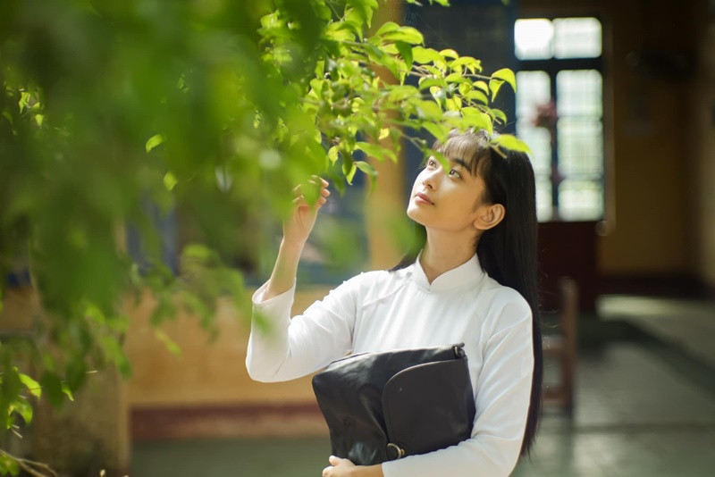 Ngọc Xuân khoe vẻ dịu dàng khi mặc áo dài trong phim.