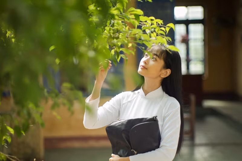 Ngọc Xuân khoe vẻ dịu dàng khi mặc áo dài trong phim.