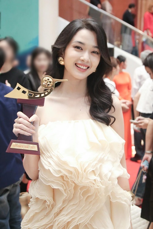 Tham dự Lễ bế mạc LHP, Ngọc Xuân diện váy cúp ngực khoe vẻ gợi cảm.