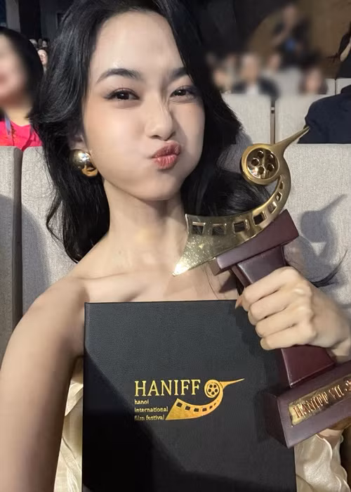 "Miền" của Ngày xưa có một chuyện tình còn bày tỏ: "Quá bất ngờ và xúc động. Xin cảm ơn tất cả những người đã đồng hành cùng Ngọc Xuân trên hành trình này".