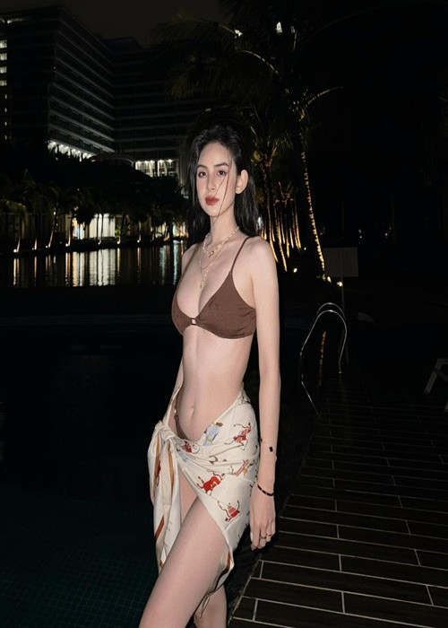 Bạn gái Tuấn Ngọc khoe vóc dáng nóng bỏng với bikini. Ảnh: Instagram Hương Liên.