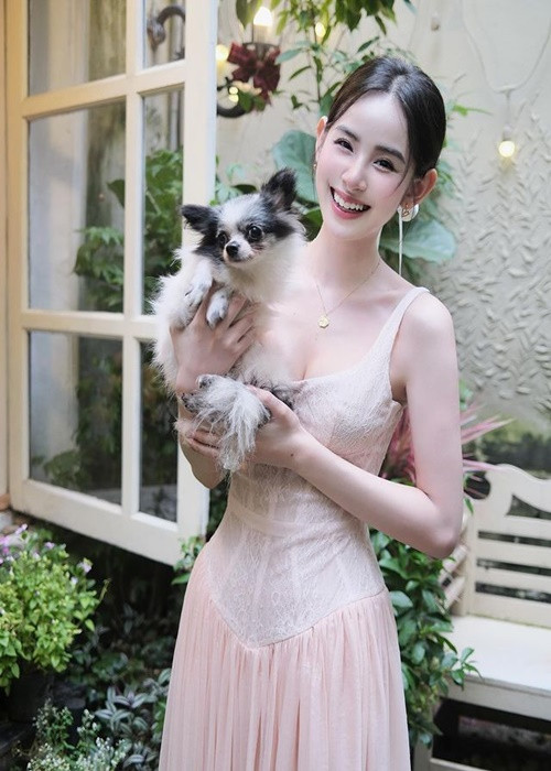 Nữ người mẫu có nụ cười tỏa nắng giống bạn trai. Ảnh: Instagram Hương Liên.