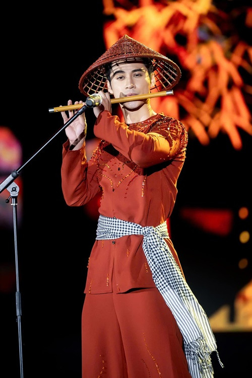 Tuấn Ngọc có nhiều tài lẻ như chơi đàn tranh, guitar, sáo, trống và múa đao, kiếm, côn. Anh đã tốt nghiệp ngành Ngôn ngữ Anh, khoa Ngoại ngữ kinh tế của Đại học Kinh tế Quốc dân. Nam người mẫu gốc Hải Phòng từng giành giải Thí sinh được yêu thích nhất ở cuộc thi The Face Vietnam 2023. Ảnh: FB Tuấn Ngọc.