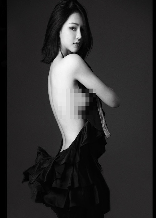 Trước đó, trong một bộ ảnh tông đen trắng, Chrissy cũng "thả rông" vòng một.