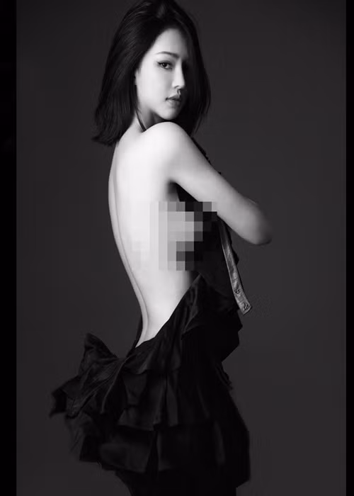 Trước đó, trong một bộ ảnh tông đen trắng, Chrissy cũng "thả rông" vòng một.