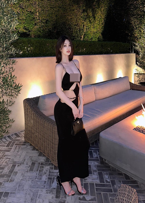 Váy áo cắt xẻ, bó sát khoe tối đa đường cong hình thể là trang phục yêu thích của Chrissy.