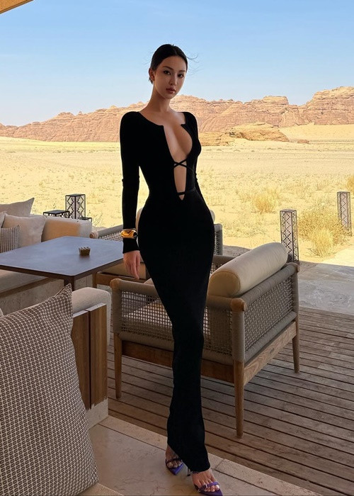 Chrissy sở hữu vóc dáng đồng hồ cát, gương mặt nhỏ nhắn bởi vậy cô nàng "cân" mọi phong cách.