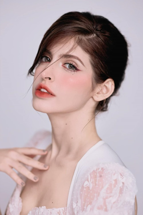 Tháng 8/2023, cư dân mạng lan truyền clip Hương Giang nói Andrea đang "quậy khóc tùm lum" bên ngoài trường quay The New Mentor. Phía Andrea phủ nhận clip liên quan đến cô. Ảnh: FB Andrea.