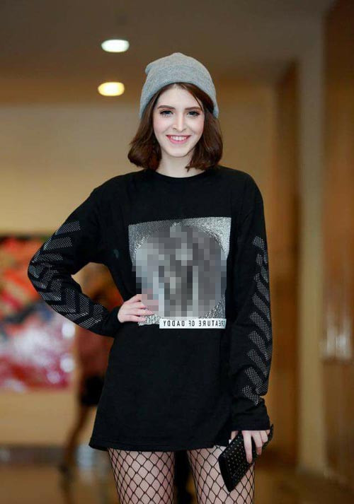 Trong buổi ra mắt phim Siêu chiến binh năm 2017, người mẫu Andrea diện váy suông in hình nhạy cảm. Andrea nhanh chóng giải thích rằng cô biết hoạ tiết trên váy liên tưởng đến hình nhạy cảm nên đã định tránh. Ảnh: Dân Việt.