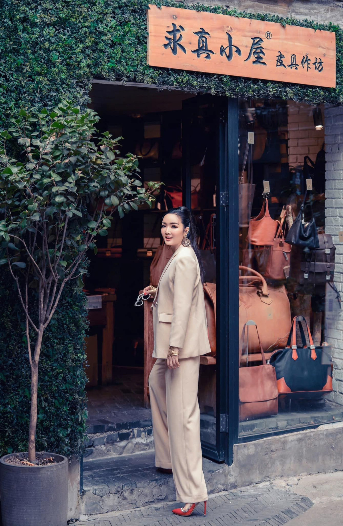 Hoa hậu Đền Hùng Giáng My cho biết khi lên truyền hình hay xuất hiện ở sự kiện, chị chọn phong cách trang trọng, lịch sự. Tuy nhiên, ở đời thường, chị thích mặc áo phông, quần ngắn hoặc những trang phục rộng rãi, thoải mái. Để có được vóc dáng cân đối, người đẹp luôn vận động không ngừng và tranh thủ làm việc nhà khi có thời gian.