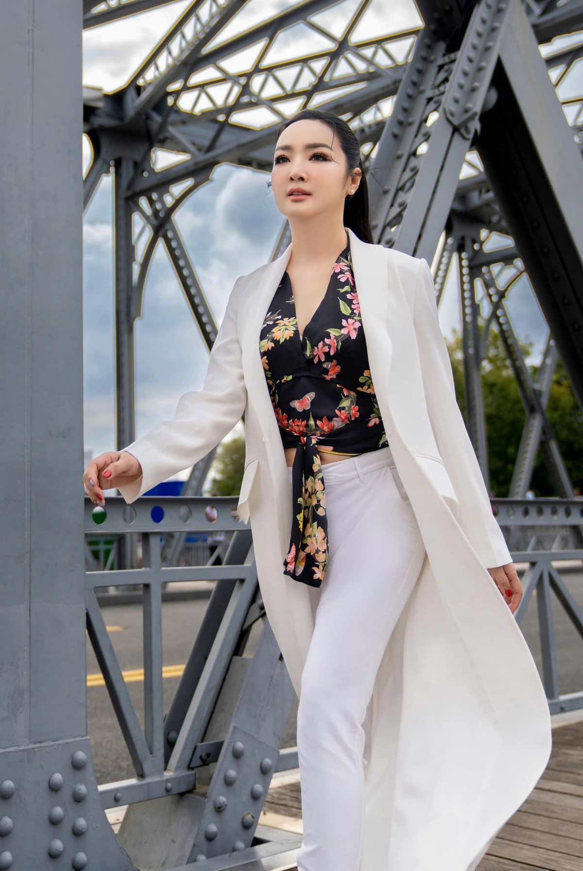 Nàng hậu sở hữu làn da mịn màng, vóc dáng thon gọn, các đường nét trên khuôn mặt dường như chẳng già đi nhiều so với 32 năm về trước lúc đăng quang. Ở tuổi 53, Giáng My nổi tiếng với vẻ ngoài ít dấu hiệu lão hóa, luôn xuất hiện với thần sắc tươi trẻ.