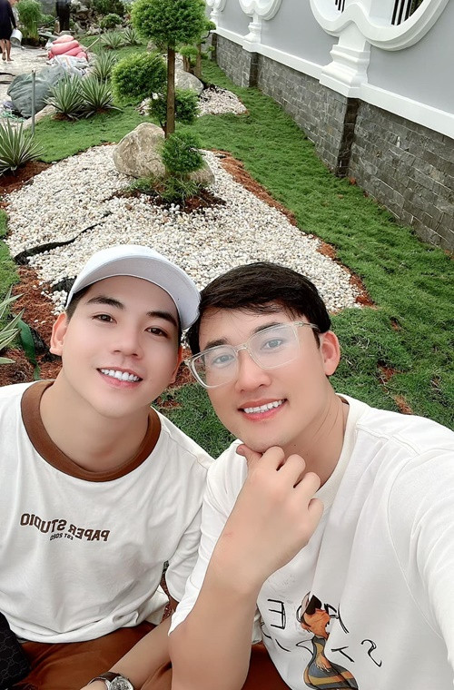 Hà Trí Quang bốc vác từng bao đất, đắp từng viên đá trong khu vườn. Ảnh: FB Thanh Đoàn.