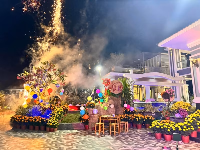 Dịp Tết Nguyên đán, cặp đôi thường trang hoàng nhà cửa lộng lẫy. Ảnh: FB Hà Trí Quang.